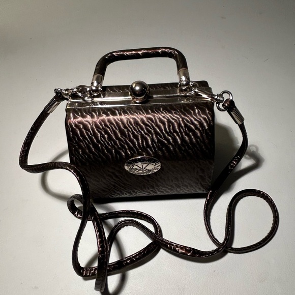 KMQ Collection Super Small Brown Clasp Closure Purse with handle - Picture 2 of 4